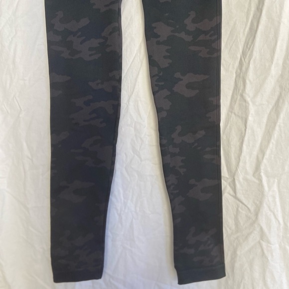 Spanx Look at Me Now Camo Seamless Leggings Size Medium NEW - Picture 12 of 13